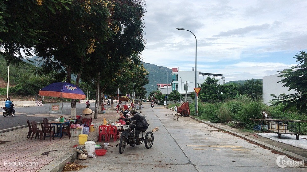 Bán đất mặt đường Nguyễn Tất Thành, TP Nha Trang, thích hợp để đầu tư