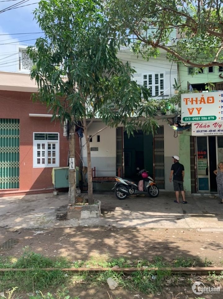 Cần bán căn nhà " 1 trệt, 1 lầu " nằm trên đường Nguyễn Tất Thành gần ngã 3