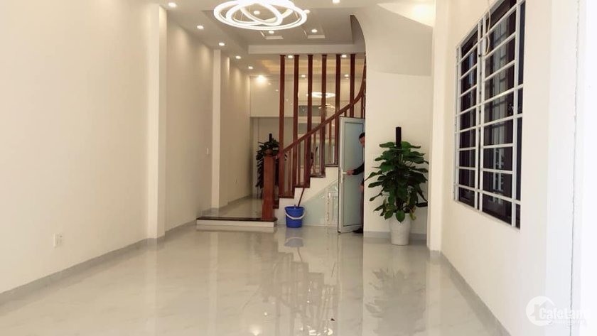 Nhà Hoàng Quốc Việt 43m2, ngõ thông oto tránh, khu dân trí, 7.5tỷ