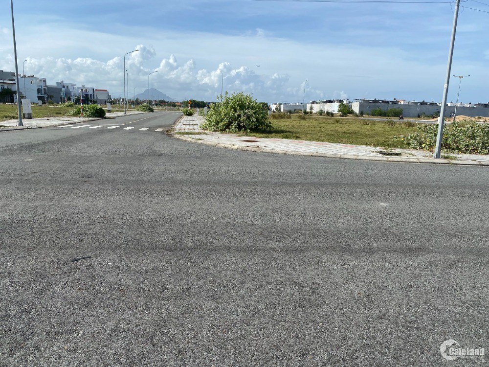 Cần tiền bán lại lô đất mặt tiền đường 16m gần Sân Bay và Sát Biển