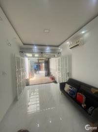 Bán nhà Q Phú Nhuận, 4 phòng ngủ, 3 toilet, 1 phòng khách 1 phòng bếp ( tủ bếp g