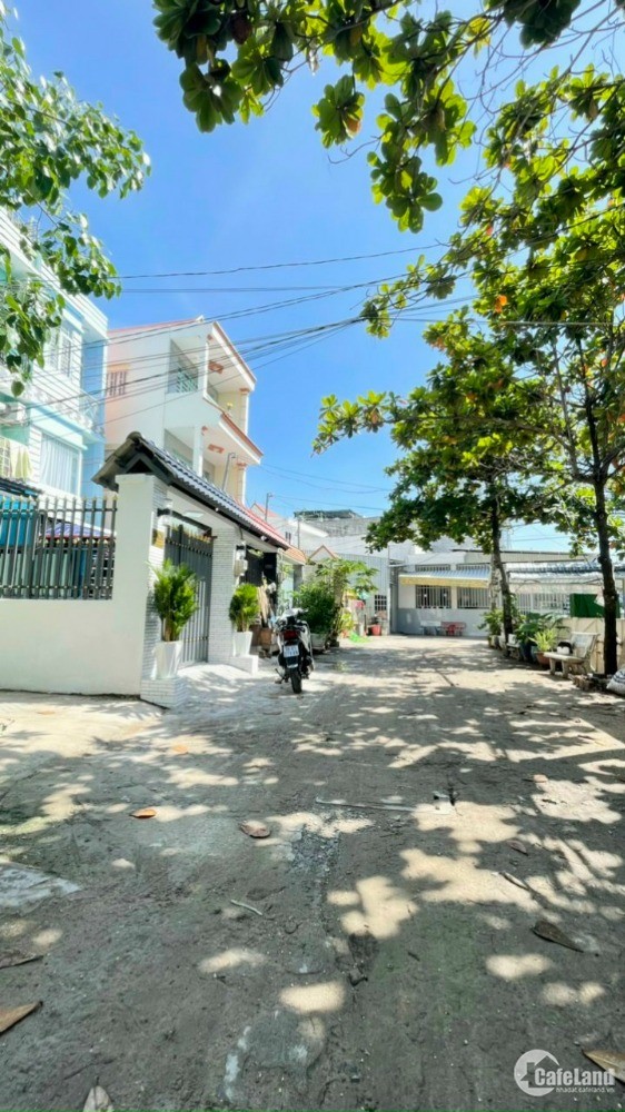 Nhà góc 2 mặt tiền, 1 trệt 2 lầu sân thượng đường Huỳnh Tấn Phát, tặng nội thất