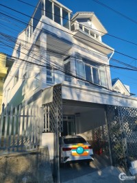 Bán căn nhà có sân đậu ô tô, view thoáng 3 mặt tại Nguyễn Trung trực - Đà Lạt