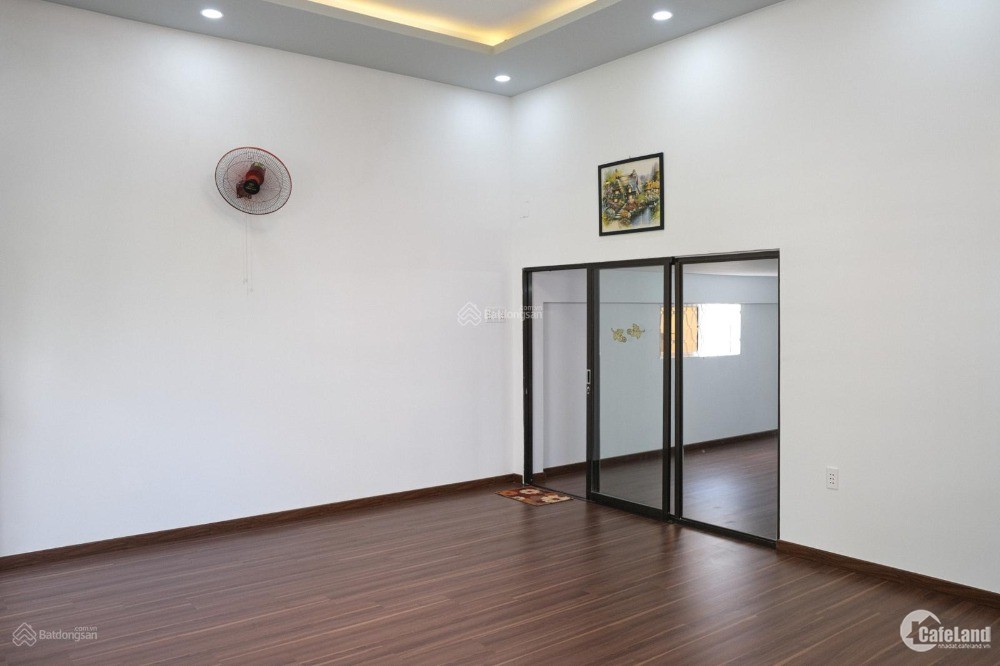 Cần bán căn hộ 62 Châu Văn Liêm, P11, Q5, DT 146m2 (trong sổ). Nhà ở rất yên tĩn