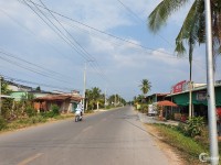 Ngay cổng chào thị trấn Tân Phú, sát ngay khu Đảo Yến.