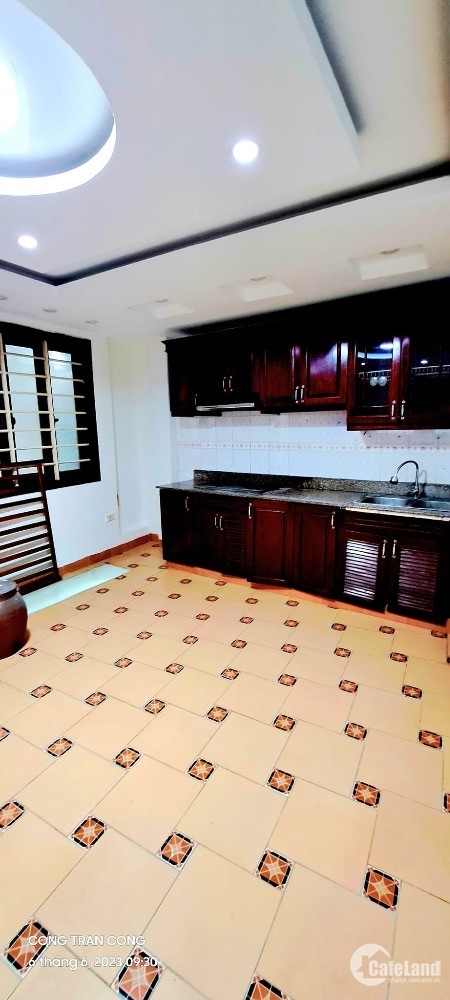 Nhà đẹp Ngõ Thịnh Quang, Đống Đa,29m x 5 tầng chỉ nhỉnh 3 tỷ, về ở luôn