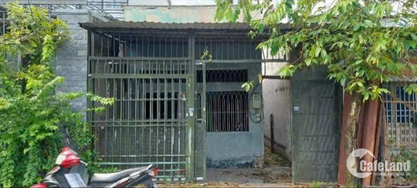 Cần tiền bán miếng đất tặng căn nhà nát 119m2 ở Hóc Môn giá 750 triệu.