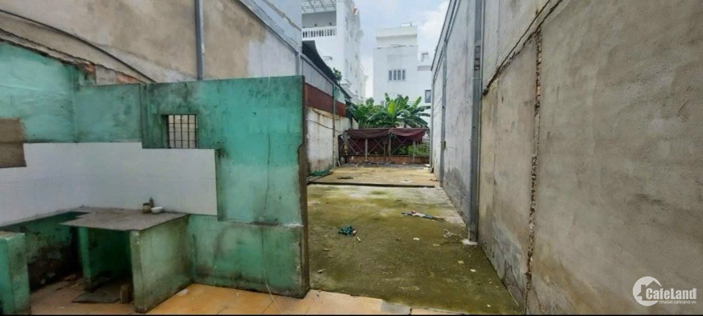 Cần tiền bán miếng đất tặng căn nhà nát 119m2 ở Hóc Môn giá 750 triệu.