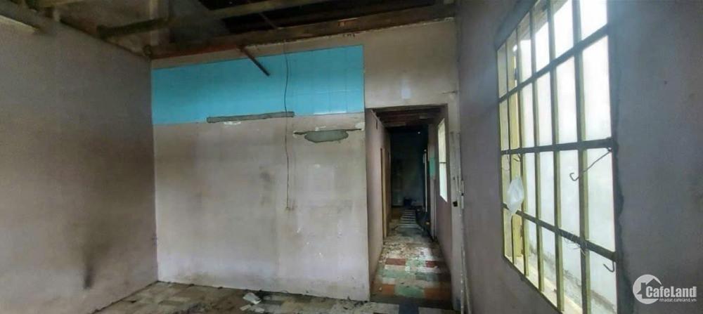 Cần tiền bán miếng đất tặng căn nhà nát 119m2 ở Hóc Môn giá 750 triệu.