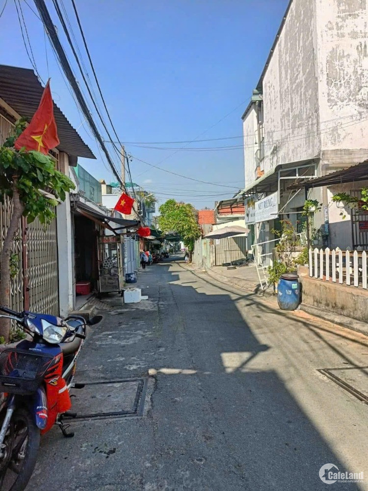 Cần tiền bán miếng đất tặng căn nhà nát 119m2 ở Hóc Môn giá 750 triệu.