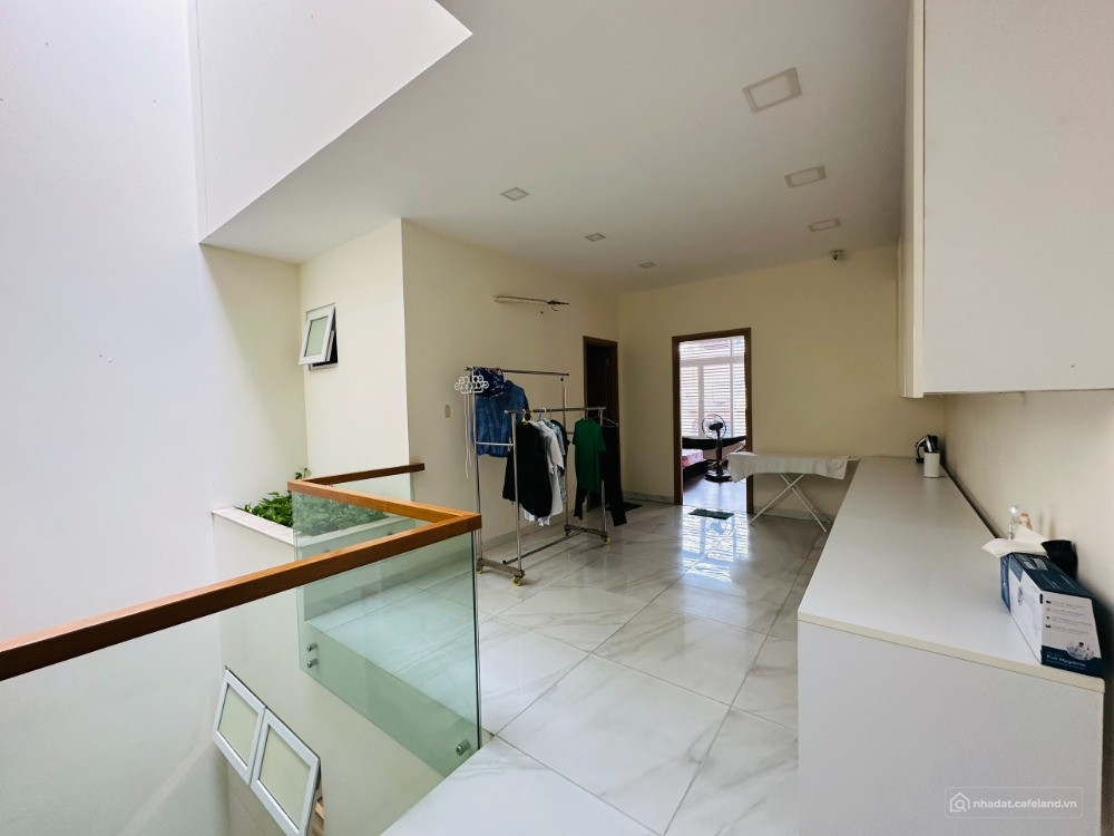 Chính chủ gửi bán gấp căn nhà Mặt tiền - sát trần não - Quận 2