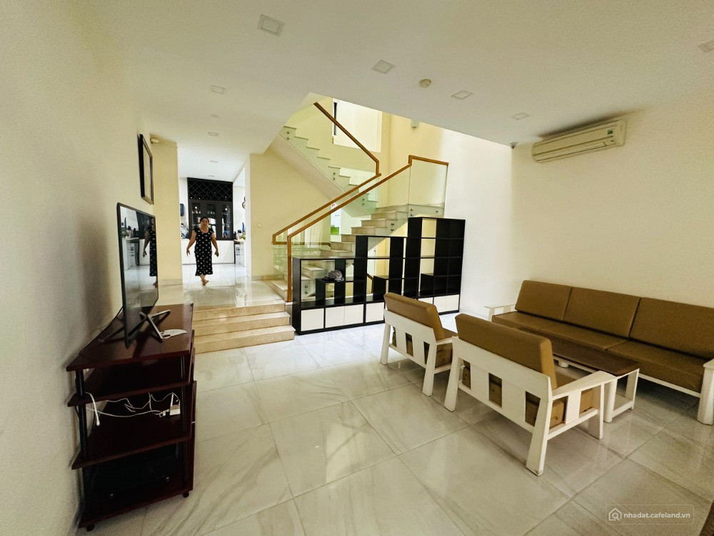 Chính chủ gửi bán gấp căn nhà Mặt tiền - sát trần não - Quận 2