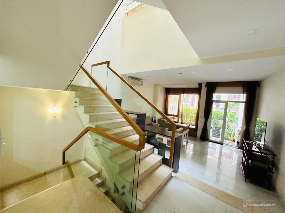 Chính chủ gửi bán gấp căn nhà Mặt tiền - sát trần não - Quận 2