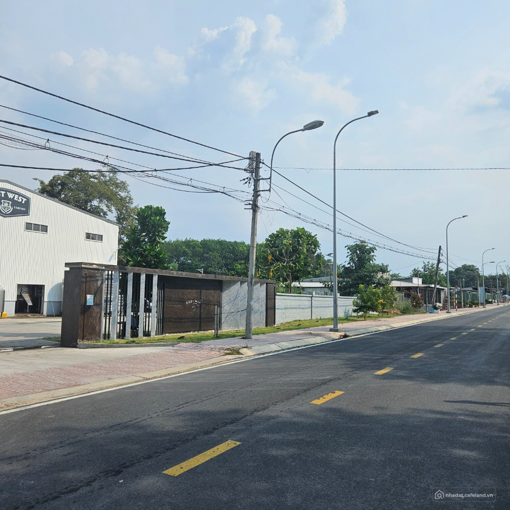Cần bán nhà vươn mặt tiền đường Nguyễn Thị Sữa.