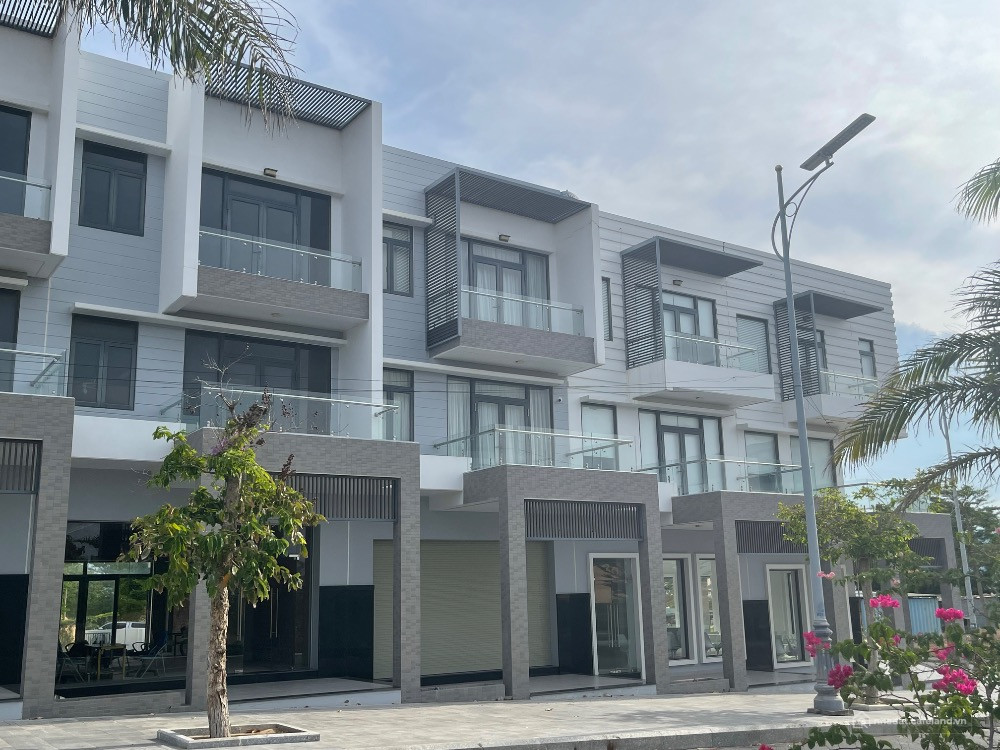 Bán nền ParaGrus hai mặt thoáng, DT: 120m2, Vị trí cực đẹp, giá chỉ 15tr/m2