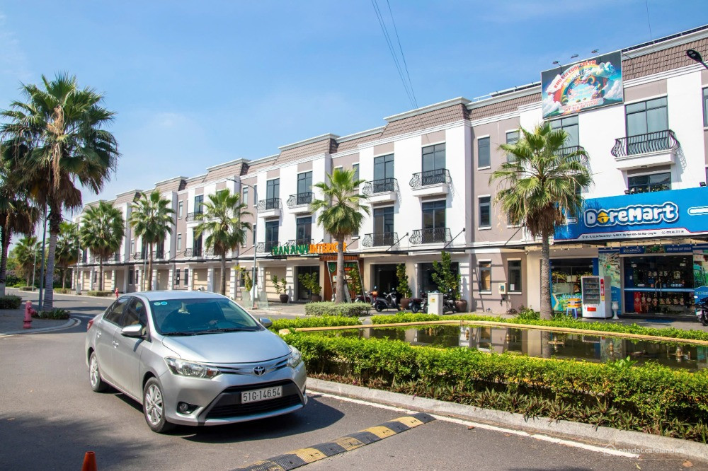 Cần bán nhanh nhà phố 1 trệt 2 lầu KĐT Phúc An City. DT:75m2 Giá 2 tỷ