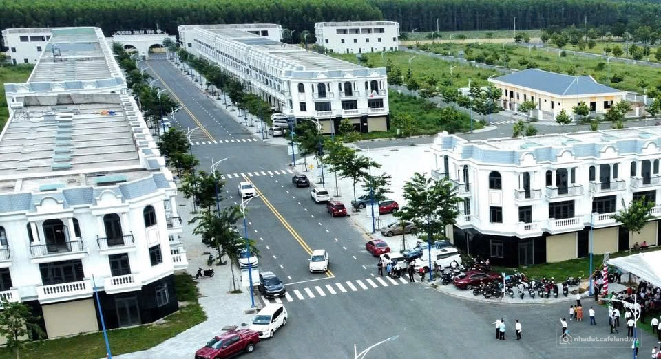 Cần bán gấp nhà dự án 1 trệt 2 lầu nằm ngay QL13 giá 2.2 tỷ