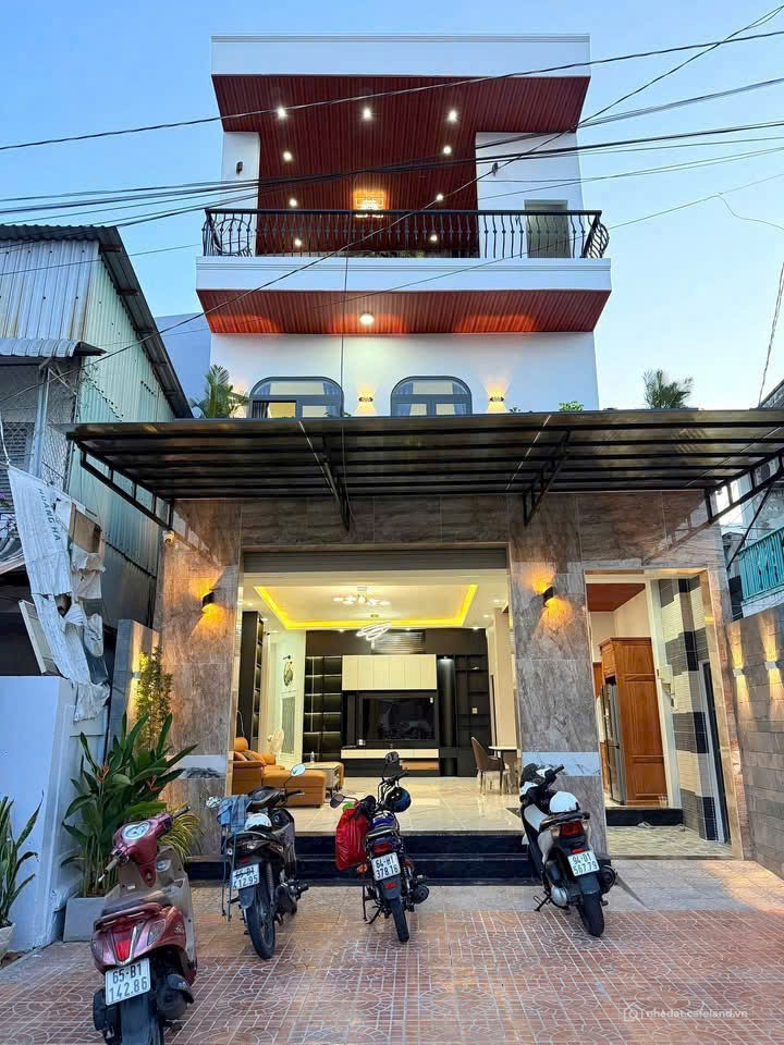 Bán nhà 2 lầu MT đường Lê Anh Xuân . Sổ hồng . Giá rẽ