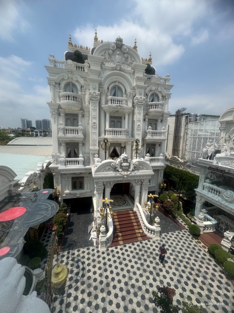Biệt phủ ,kiến trúc độc đáo ,Tây Đông và Á Đông ,1200 m2 ,Trần Văn Kiểu ,Quận 6