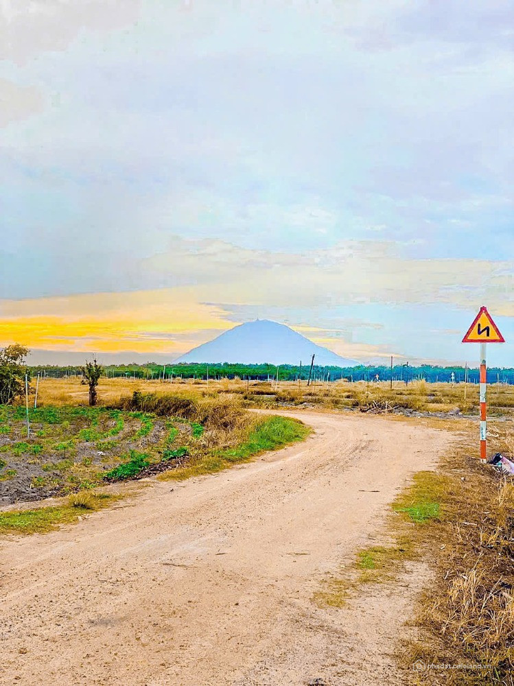 BÁN LÔ ĐẤT VƯỜN 1000M2 GẦN NÚI BÀ ĐEN, MẶT TIỀN ĐƯỜNG NHỰA