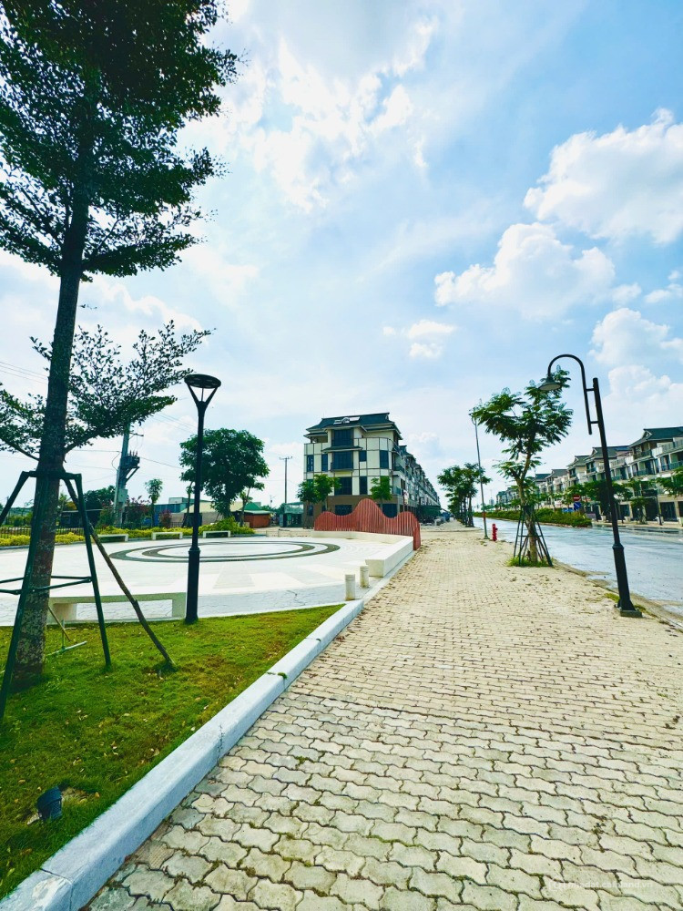 Đi định cư nên cần sang nhượng lại lô đất thổ cu SHR cách Vinhomes Long An 200m