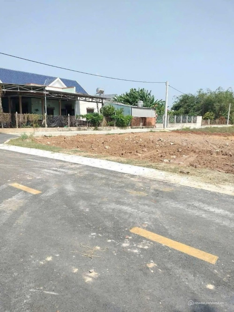 Kẹt tiền sang gấp mảnh 2016m2 sổ riêng, giá 180 triệu gần trường chợ KCN