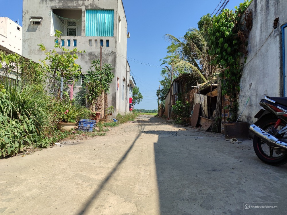 Cần bán lô đất ngay chợ Long Điền