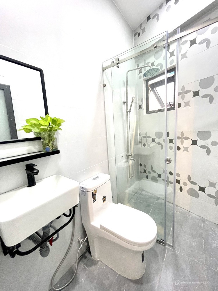 Quạn 8-nhà mới 2 tầng 3PN- DT ngang 6m giá chỉ 3.XX Tỷ.