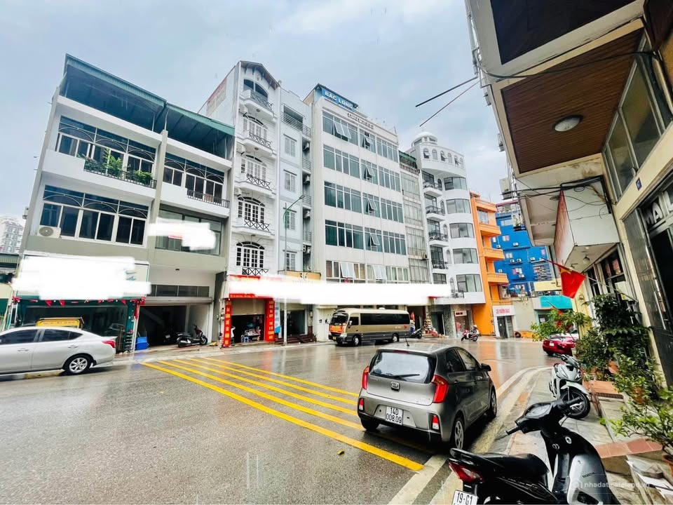 Chính chủ ở xa, bán căn nhà 3,5 tầng 47m2 mặt đường Vườn Đào, Trung tâm du lịch