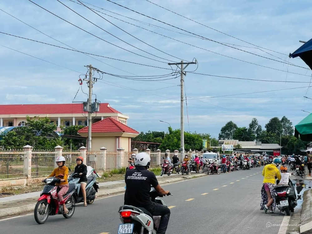 CẦN BÁN 2.000M2 SỔ RIÊNG THỔ CƯ, SÁT CHỢ VÀ NHÀ MÁY