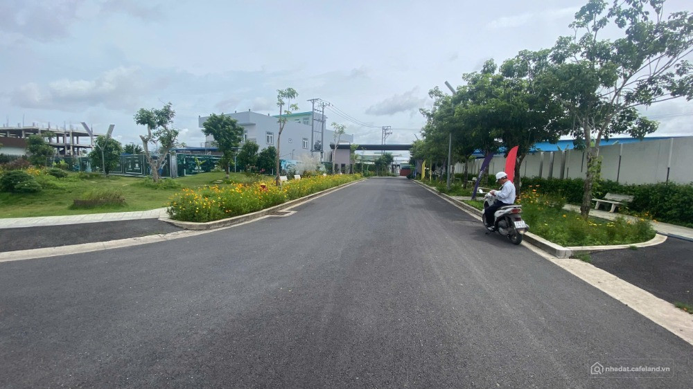 KẸT TIỀN BÁN GẤP LÔ ĐẤT BẾN LỨC