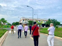 Nhộn nhịp ngày giữa tuần khách đi xem nhà phố Phước Đông New City 1,2 tỷ sổ sẵn