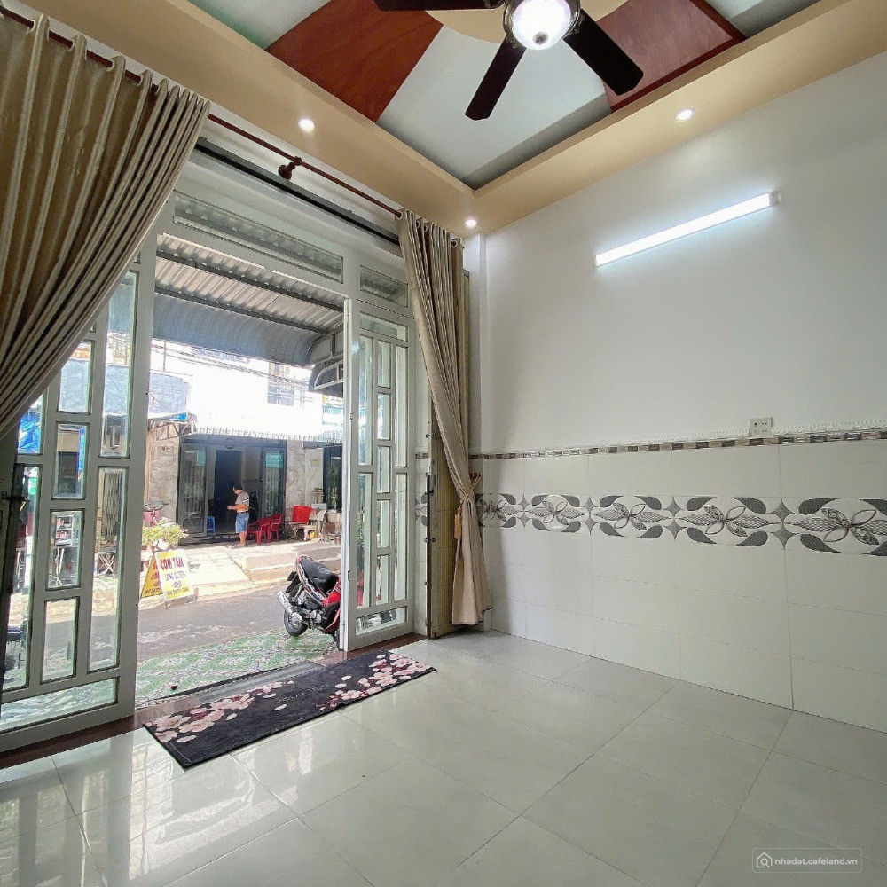 Bán nhà 2 lầu mới đẹp lộ giới 10m sổ hồng hoàn công tặng full nội thất