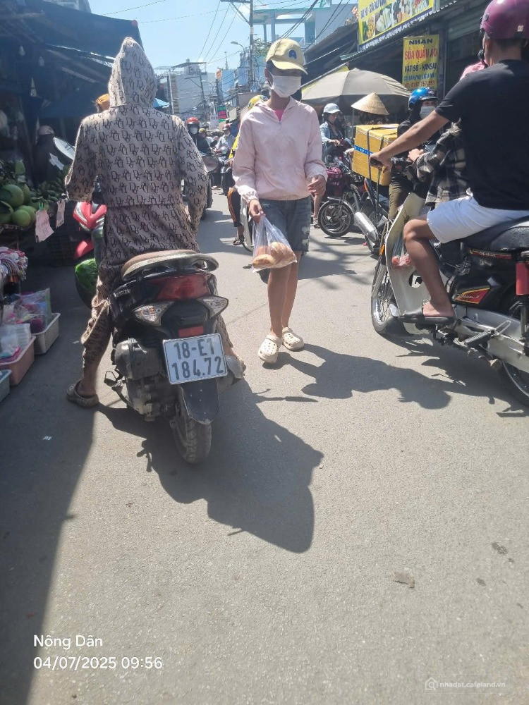 13.5 tỷ mặt tiền Chợ lạc Quang, đường 8M, xem sổ, tại nhà.