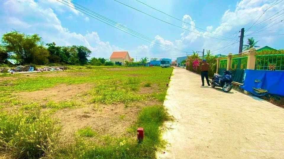 CẦN TIỀN BÁN NHANH 25X45= 1125M2 ĐẤT Ở NGAY CHỢ, TRƯỜNG HỌC DÂN ĐÔNG. GIÁ 190TR