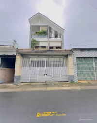 Bán nhà mặt tiền đường Trần Quý Cáp , cách Phan Đình Phùng 100m, Pleiku, Gia Lai