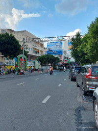 Vị trí vàng ngay đường Lý Chính Thắng Quận 3, ngang 9 m, BTCT kiên cố đẹp, giá 2