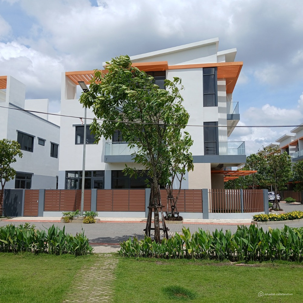 Chỉ 1.1 tỷ ( ~ 25% ) nhận ngay nhà 3 tầng Nam Sài Gòn, mặt tiền Long Hậu