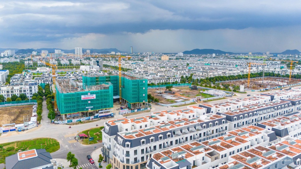 BÁN NHÀ PHỐ 5 TẦNG VỊ TRÍ ĐẮC ĐỊA NGAY ỦY BAN HƯỜNG HẠC THÀNH CHỈ 5,X TỶ