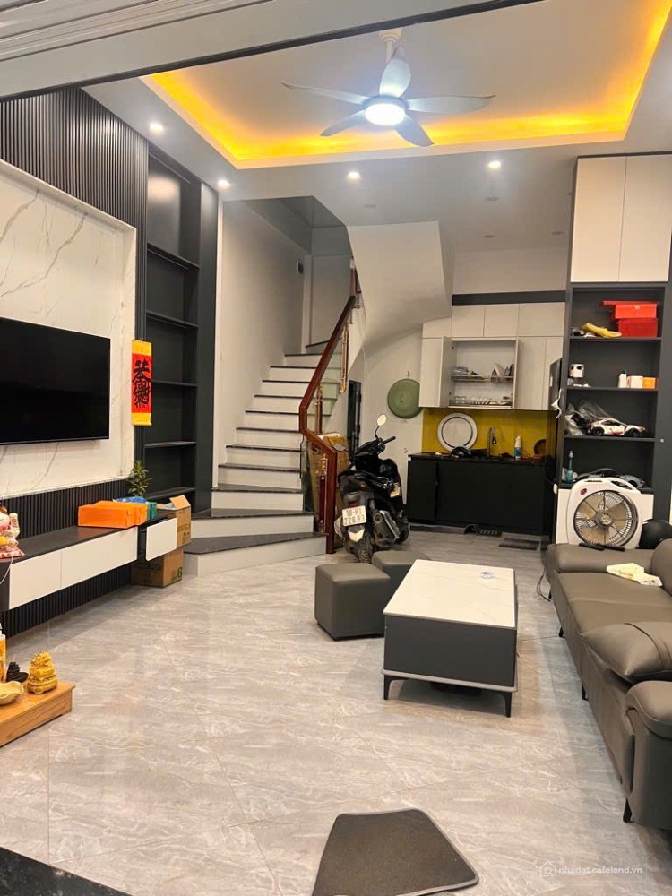 Bán gấp nhà phố Dịch Vọng, 63m², 5 tầng, ô tô đỗ cửa, giá 17.8 tỷ