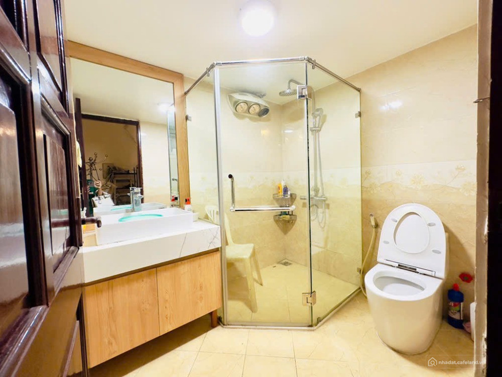 Bán nhà Trần Quốc Hoàn 59m2, 6T, MT 4.9m, phân lô, TM, 19.7 tỷ