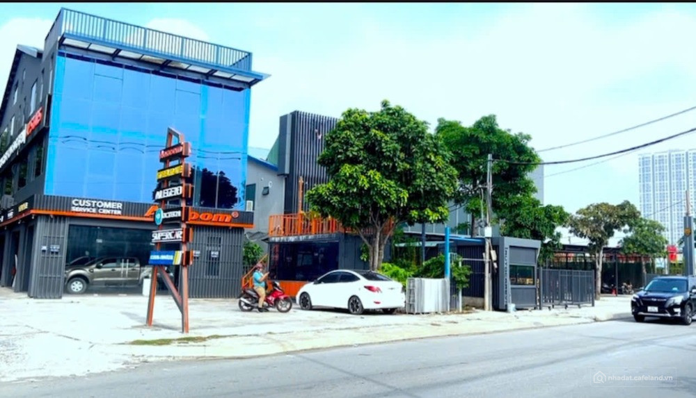 Toà nhà văn phòng 4 tầng thang máy 669m2 vị trí đẹp Đào Trí
