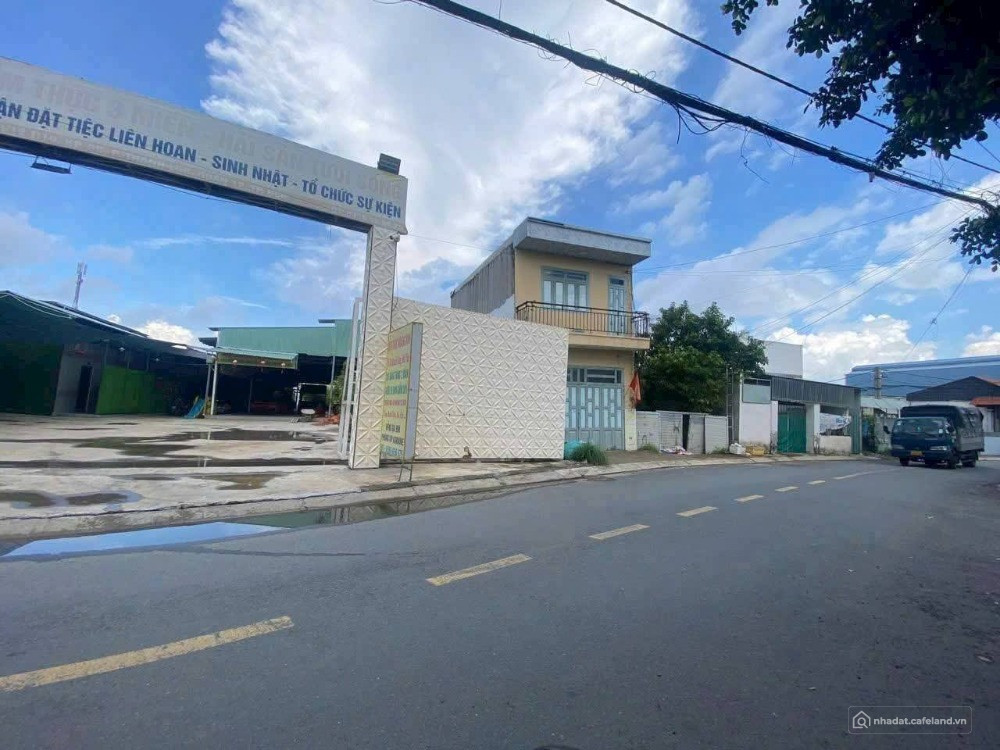 Đất mặt tiền đường lớn góc ngã 4 sầm uất bật nhất khu vực.