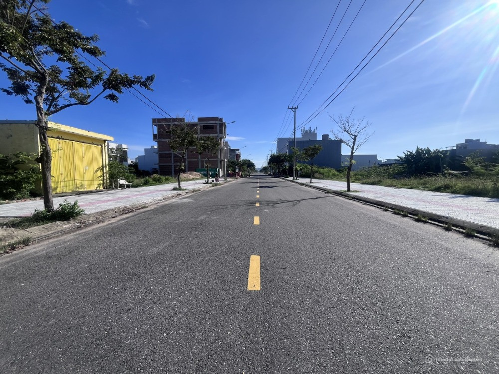 CHỈ 7,2 TỶ - ĐẤT NAM HÒA XUÂN ĐƯỜNG 10,5M, VỈA HÈ 5M, 107,5M