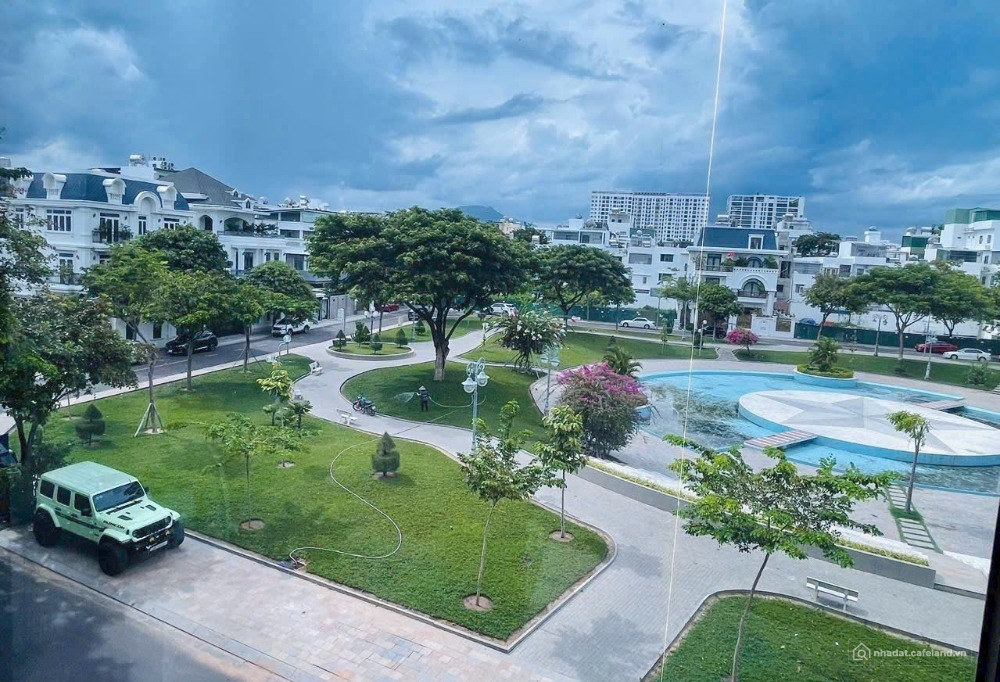 Nhà phố 4 tầng đối diện khu Biệt Thự VIP – View Bể bơi, công viên cực đẹp.