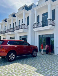 Cần ra căn nhà phố mặt tiền giá 700tr