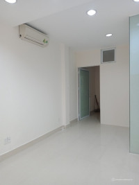 Phòng 21m2- lầu2- có cửa sổ- máy lạnh- nệm- bàn ghế làm việc- Tủ lạnh- Free Xe