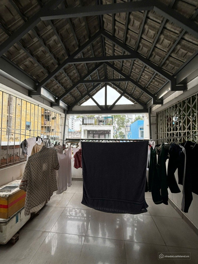 Bán nhà Quận 1-Hẽm lớn-3 lầu 6PN-8WC phù hợp với gia đình đông thành viên