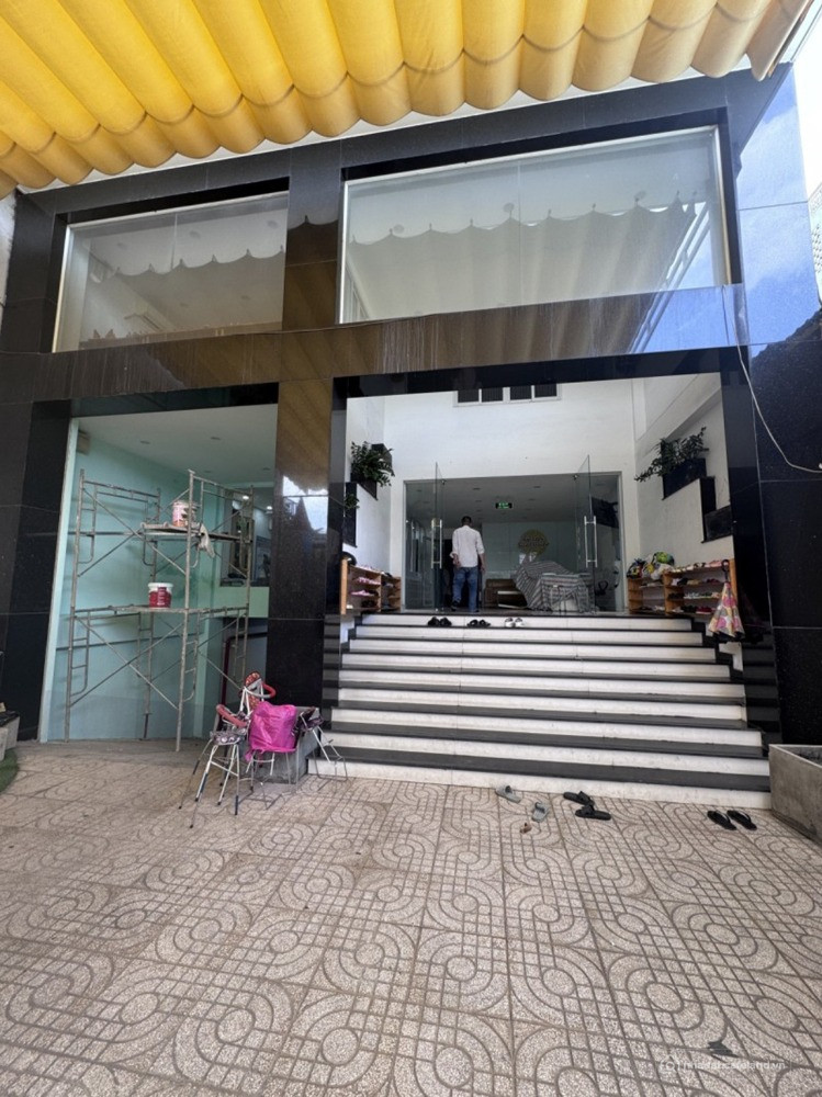 Bán nhà mặt tiền đường 42 Lê Văn Thịnh, ngang 9m, có hầm, thang máy, nhà mới đẹp