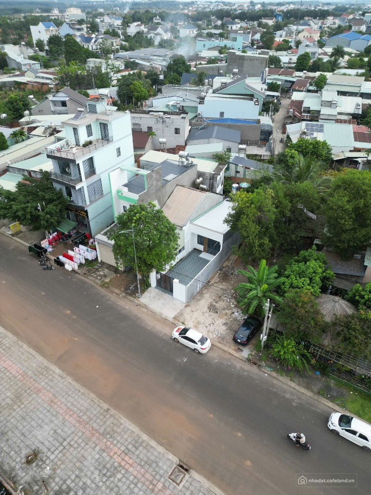 Bán lô đất mặt tiền Nguyễn Văn Linh 28m tặng nhà cấp 4 mới - trung tâm Đồng Xoài